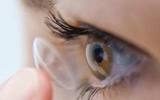 戴隐形眼镜充血怎么办，戴隐形眼镜充血怎么办啊